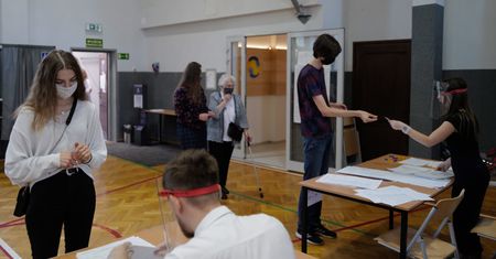 Wybory 2020. Wydawali karty do głosowania bez weryfikacji tożsamości? Są oficjalne skargi