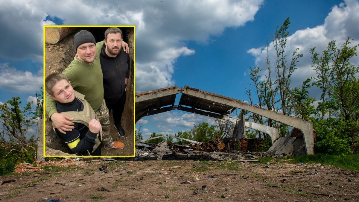 Na pierwszym planie: Ołeksandr Sytnyk (w środku zdjęcia), w tle zniszczenia w Ukrainie