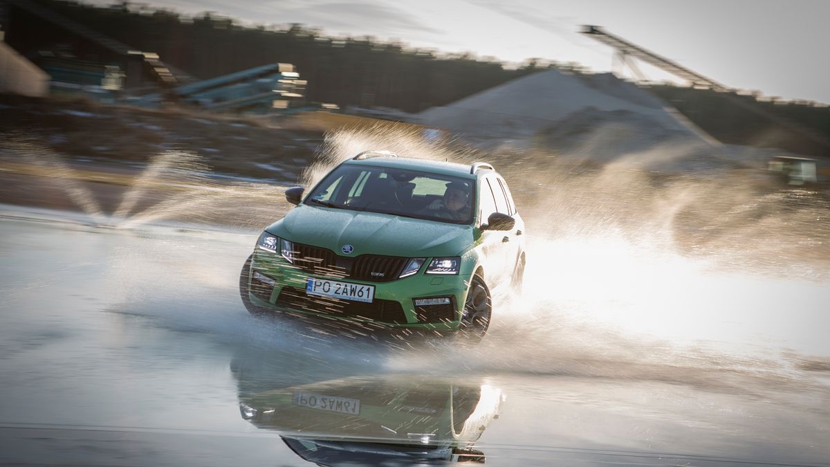 W ramach szkoleń Auto Szkoły będzie można przeżyć niezapomniane chwile za kierowcą sportowych modeli Skody. Przy okazji na uczyć się, jak panować nad wysoką mocą i jak z niej skorzystać.
