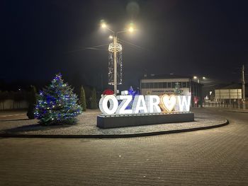 Ożarów: Rozświetlono choinkę oraz iluminacje świąteczne