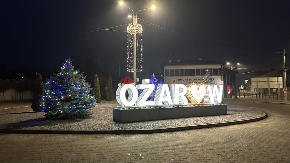 Ożarów wieczorem w blasku światełek robi wrażenie