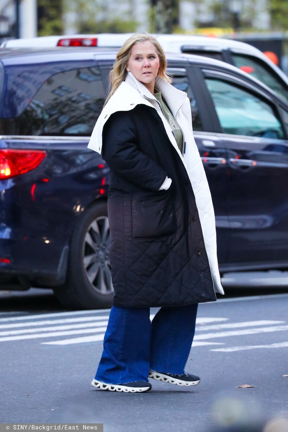 Amy Schumer na jesiennym spacerze