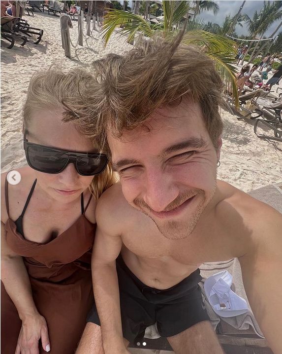 Maciej Musiał pozuje na wakacjach z mamą. Święta spędzili z dala od Polski 
