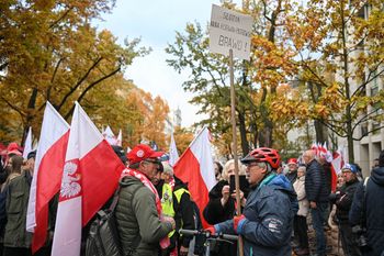 Gęstnieje tłum przed Trybunałem. Zadysponowano dodatkowe siły
