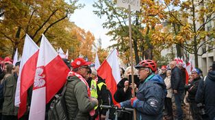 Gęstnieje tłum przed Trybunałem. Zadysponowano dodatkowe siły