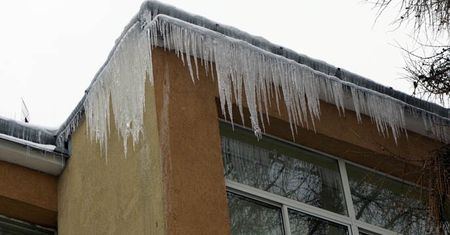Obowiązek usuwania śniegu i nawisów lodowych z dachu