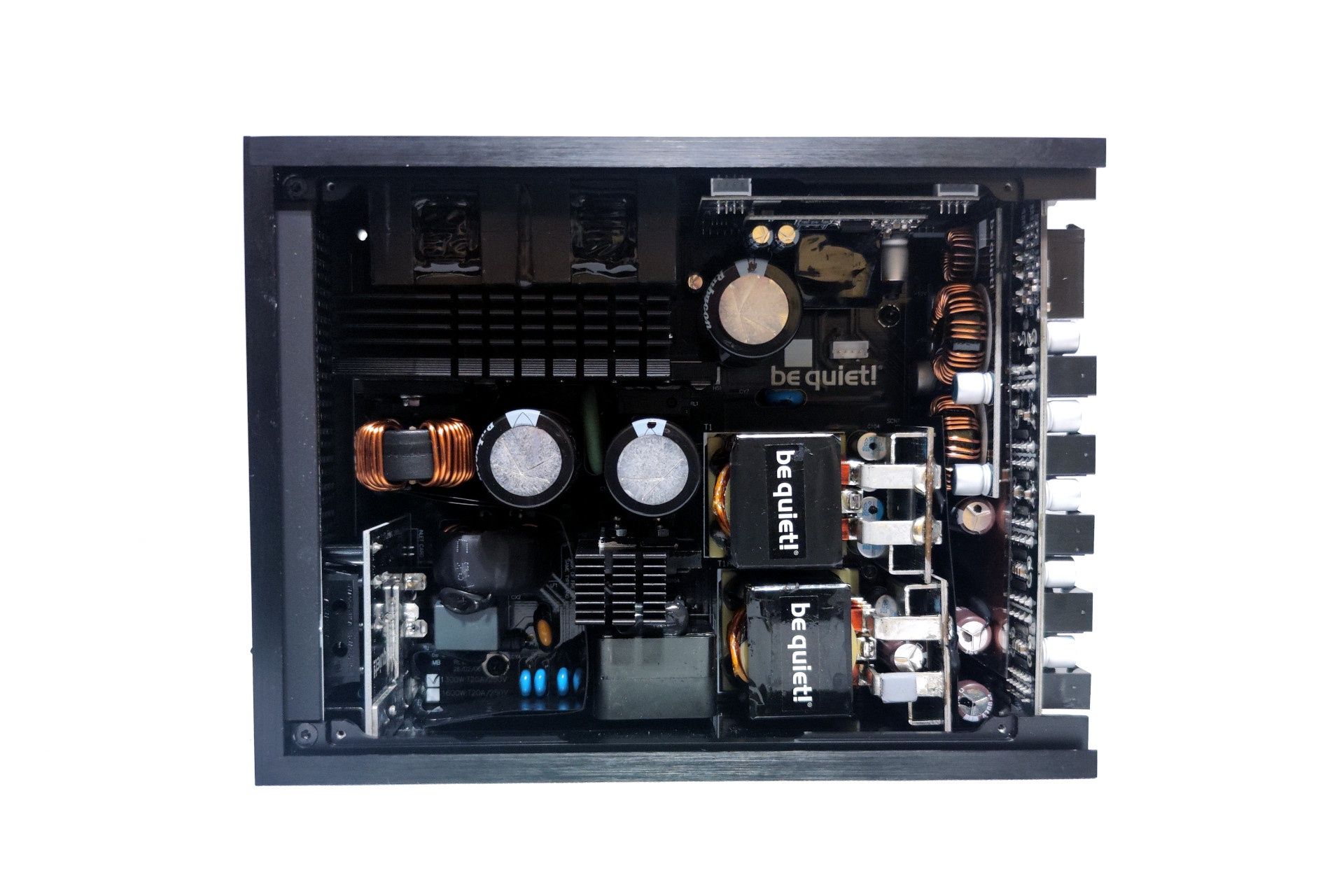 Wnętrze zasilacza be quiet! Dark Power Pro 14 IO 1300W