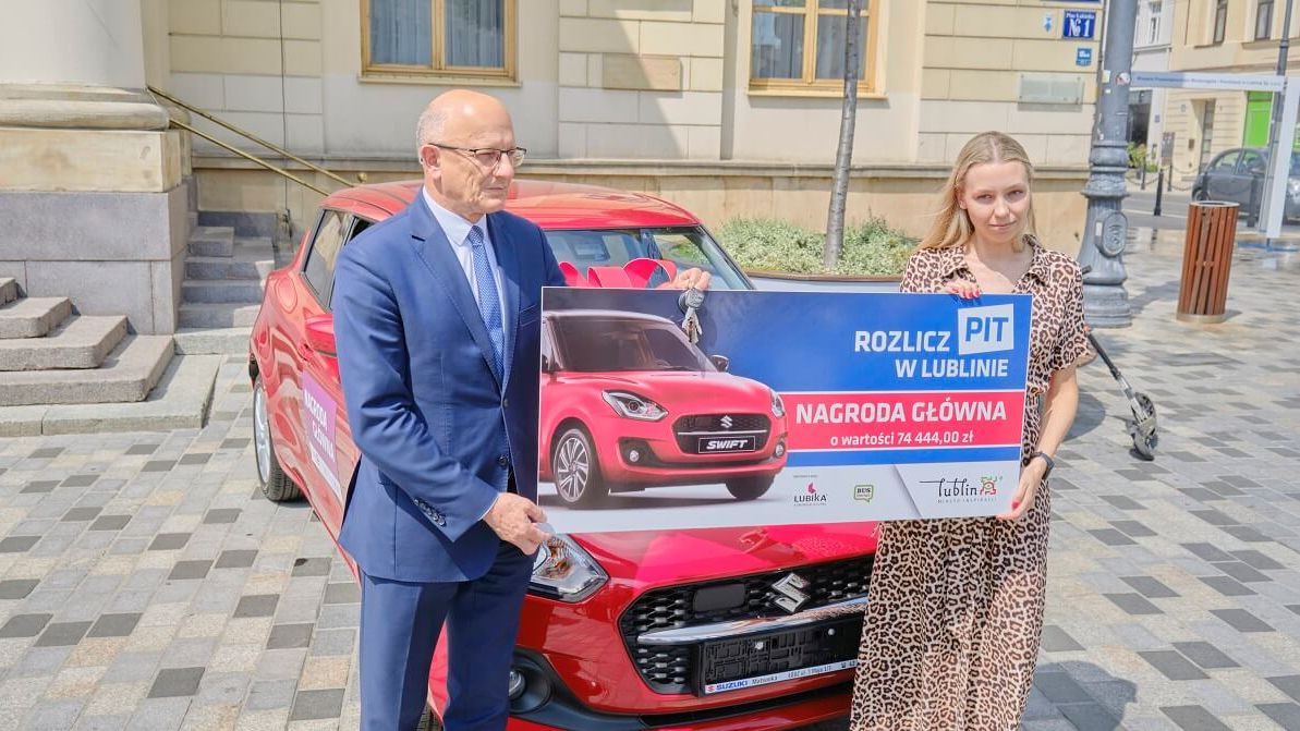 Pani Beata odebrała wygrany samochód w loterii Rozlicz PIT w Lublinie