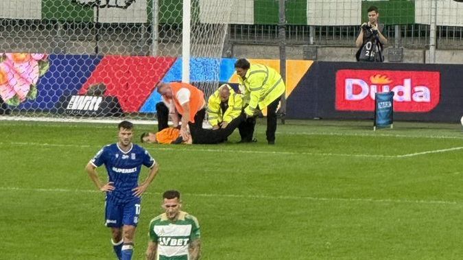 Twitter / Ostatnie Pokolenie / Aktywista zatrzymany przez ochronę