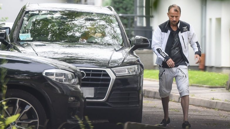 Monika Zamachowska otwiera drzwi do samochodu Konradowi Wojterskowskiemu
