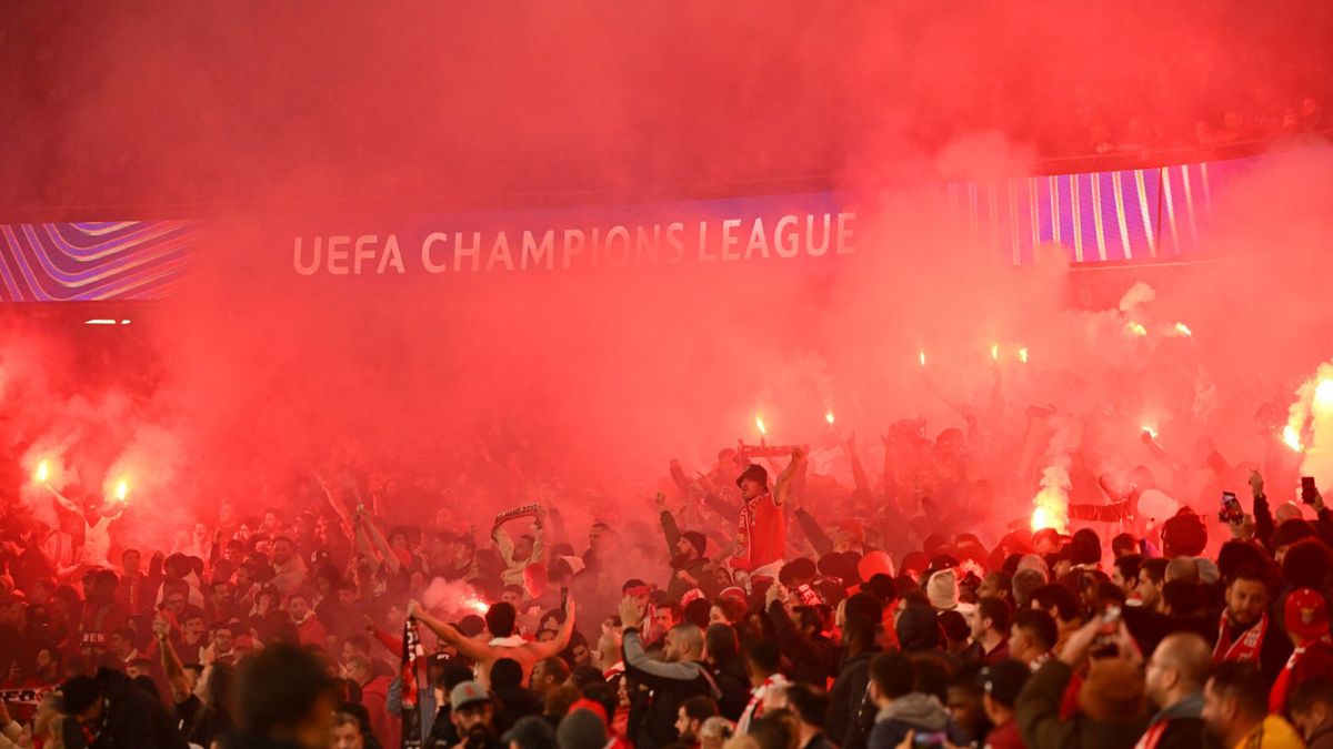 Getty Images / MB Media / Na zdjęciu: kibice Benfiki Lizbona odpalili race na meczu z FC Barceloną