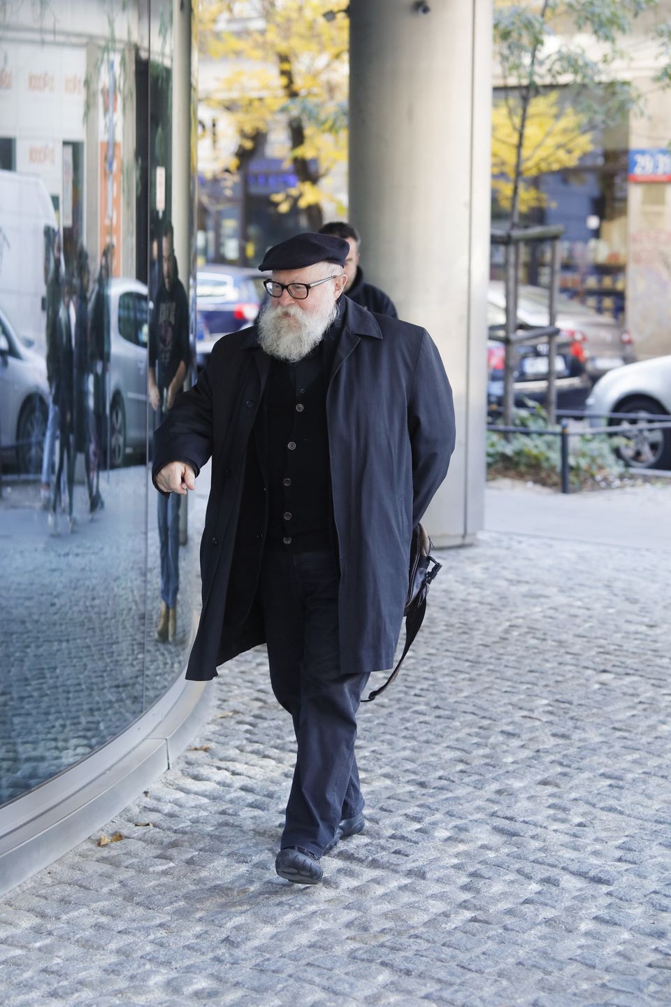 Prof. Jerzy Bralczyk pod studiem "DD TVN"