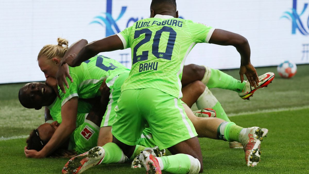 piłkarze VfL Wolfsburg cieszą się z gola