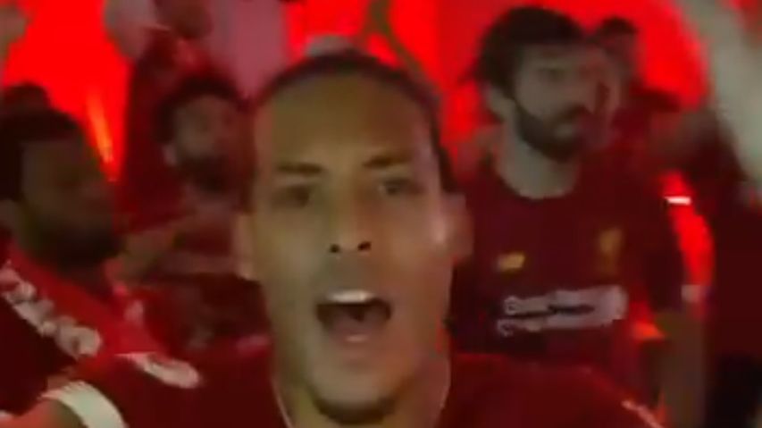 screen z filmiku ze świętującymi piłkarzami Liverpoolu