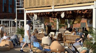 Beach Bar na rynku Manufaktury już działa. Jest tylko jeden problem - na plażę jeszcze trzeba poczekać