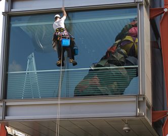 Związkowcy zadowoleni z podniesienia płacy minimalnej