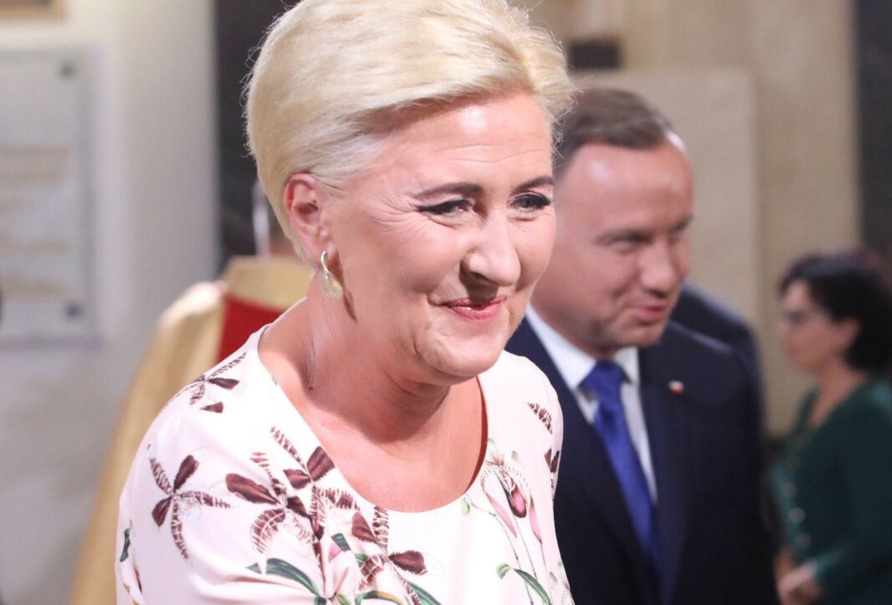 Agata Kornhauser-Duda zaprezentowała się w różowym stroju 