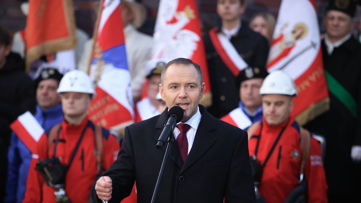 Katowice, 16.12.2025. Prezydent RP Karol Nawrocki przemawia podczas uroczystości przed pomnikiem poległych górników KWK ?Wujek? w Katowicach w 44. rocznicę pacyfikacji kopalni ?Wujek?, 16 bm. (jm) PAP/Jarek Praszkiewicz