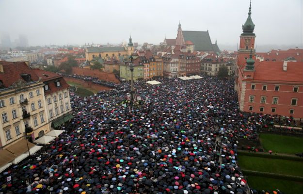 "Czarny protest". Manifestacje w wielu miastach w Polsce. Ile osób wzięło udział w demonstracjach?