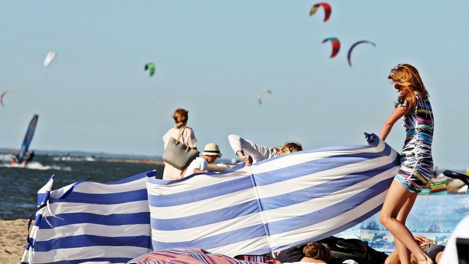 Ustawienie parawanu na plaży może skończyć się wysokim mandatem