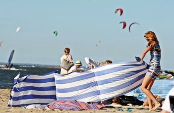 Kara za plażowanie nad Bałtykiem. Tu z parawanem na plażę nie wejdziesz. Uważaj, nie rób tego na kąpieliskach, bo czeka mandat na 5000 zł