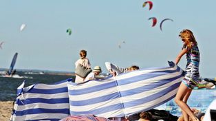 Kara za plażowanie nad Bałtykiem. Tu z parawanem na plażę nie wejdziesz. Uważaj, nie rób tego na kąpieliskach, bo czeka mandat na 5000 zł