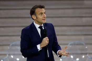 Nadzwyczajny szczyt europejskich przywódców. Media: Zwołuje go Macron