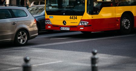 Chłopiec wsiadł do złego autobusu. Przestraszył się. Pomógł policjant