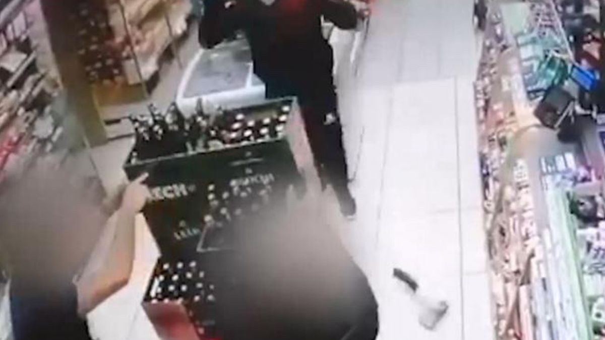 17-latek terroryzował pracowników i klientów sklepów spożywczych. Robił to przy użyciu siekiery