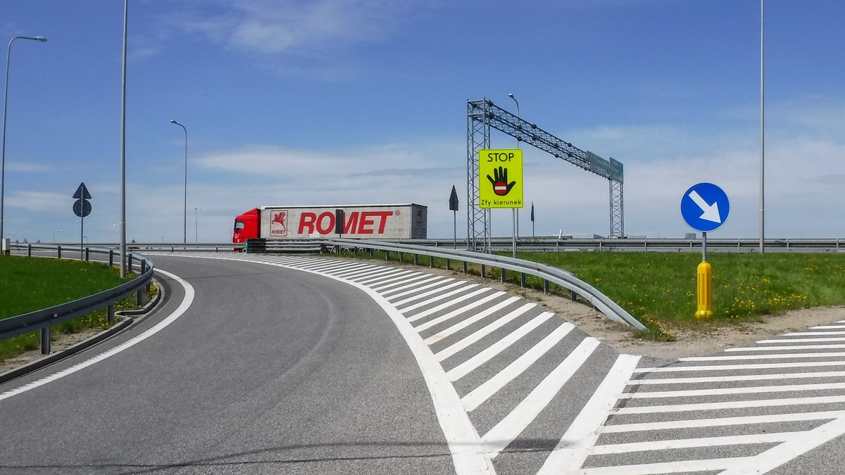 Nowe tablice "STOP - zły kierunek", które GDDKiA montuje przy polskich drogach ekspresowych i autostradach