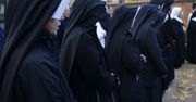 Przykre, co musiały robić. "Kazała każdej z sióstr usiąść na środku"