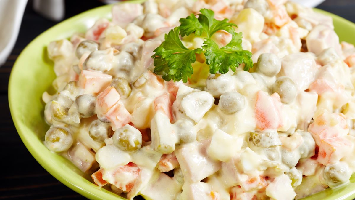 Do sałatki jarzynowej nie dorzucaj jednego popularnego dodatku