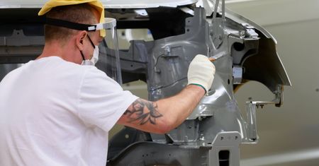 Volkswagen Poznań wstrzymuje produkcję. To efekt wojny