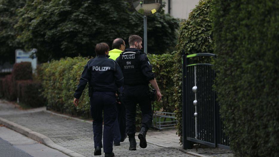 arch47
Zu einem dramatischen Einsatz kam es am fruhen Mittwochabend in der sachsischen Kleinstadt Gro?r?hrsdorf. An der Johann-Sebastian-Bach-Stra?e ein 16-Jahriges Madchen auf offener Stra?e erstochen. Die junge Frau starb nach erfolglosen Reanimationsma?nahmen auf dem Weg ins Krankenhaus. Der Tater is t aktuell fluchtig. Die Polizei sucht mit Spurhunden und einem Gro?aufgebot ihm. Die Ermittlungen zum Tathergang wurden aufgenommen. Gro?r?hrsdorf - Madchen 16 auf offener Stra?e erstochen *** It came to a dramatic operation in the early Wednesday evening in the Saxon small town of Gro?r?hrsdorf On the Johann Sebastian Bach Street a 16 year old girl stabbed to death in the street The young woman died after unsuccessful resuscitat
xcitepress via www.imago-images.de