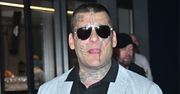Popek przyłapany na lotnisku. Tuż przed lotem opróżnił "małpkę"