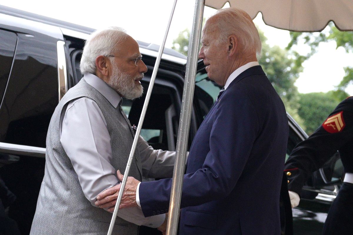 US President Joe Biden (C) welcome Indian Prime Minister Narendra Modi (L) ahead of a dinner at the White House in Washington, DC, USA, 21 June 2023. EPA/Yuri Gripas / POOL Dostawca: PAP/EPA.