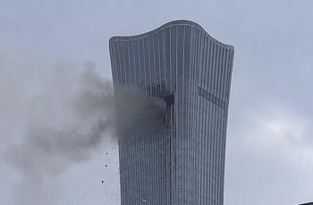 Mały samolot uderzył w wieżowiec. Jedna ofiara śmiertelna i 13 rannych