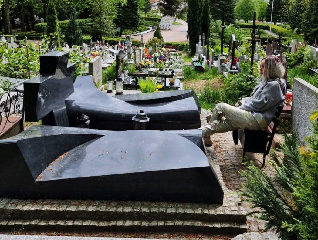 Ewa Minge na cmentarzu
