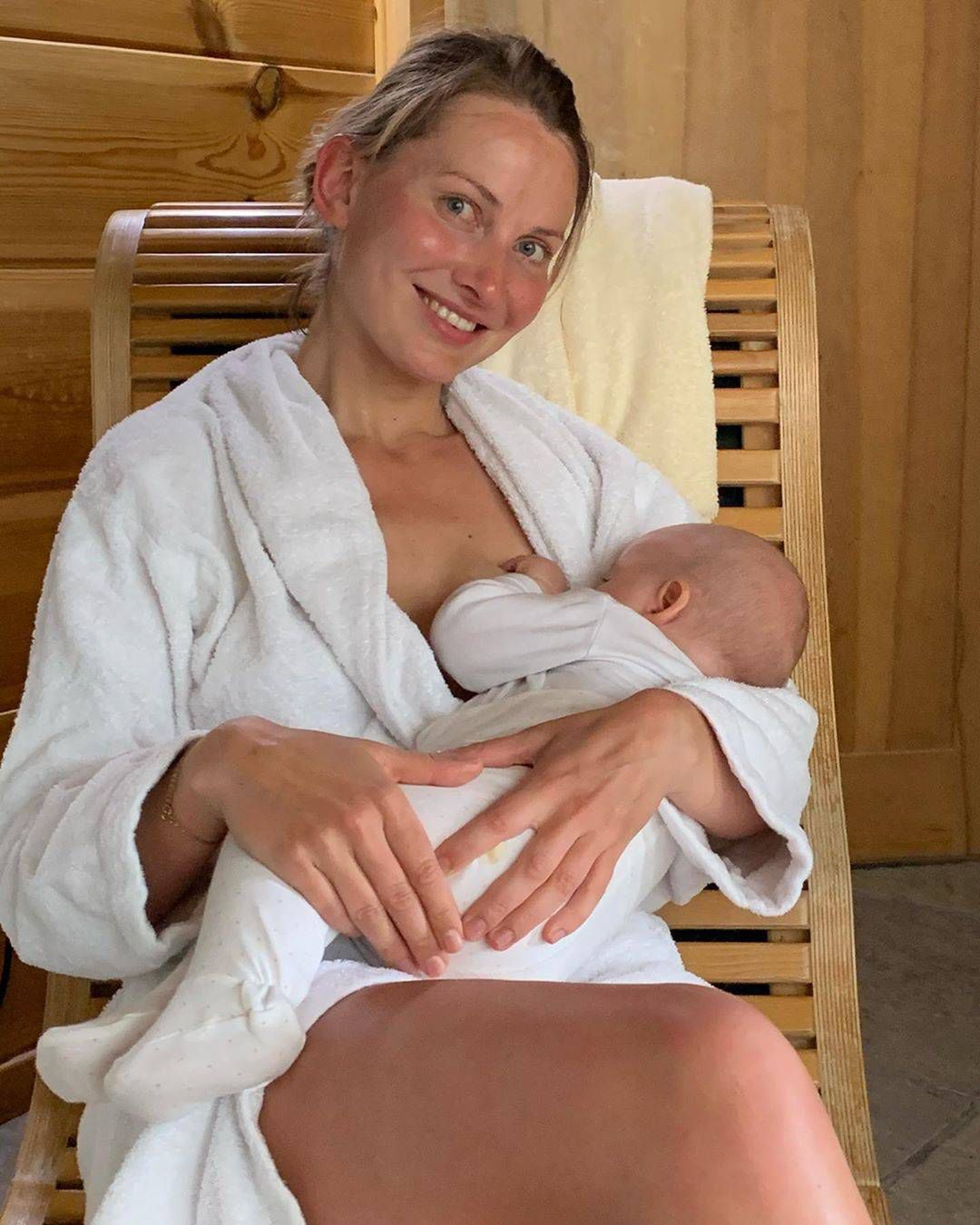 Joanna Moro z córką w saunie