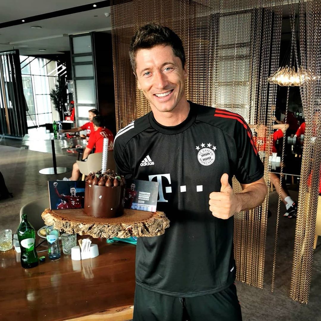 Robert Lewandowski i jego tort