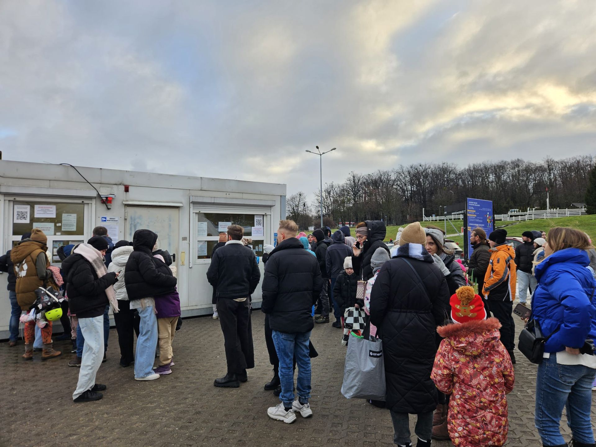Choć biletów już nie ma, kolejka wciąż stoi. Wiele osób decyduje się kupić wejściówkę na późniejszą godzinę