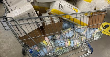 Zbierają kody z Ikei. Kupują kołdry i koce dla Ukraińców