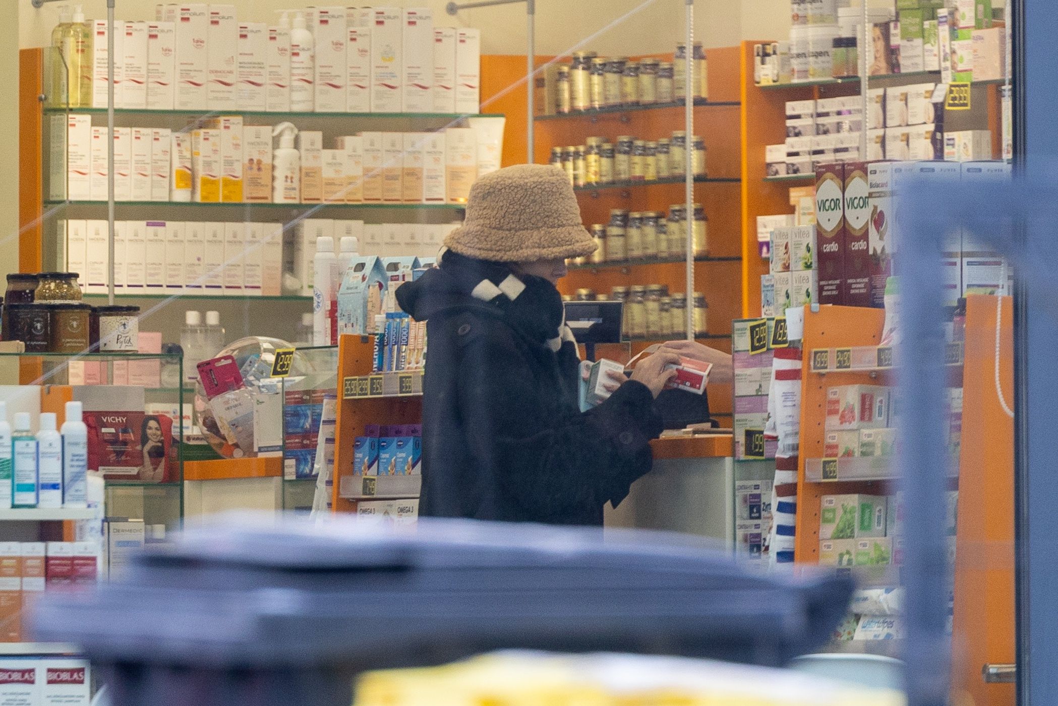 Joanna Opozda załatwia sprawunki na mieście