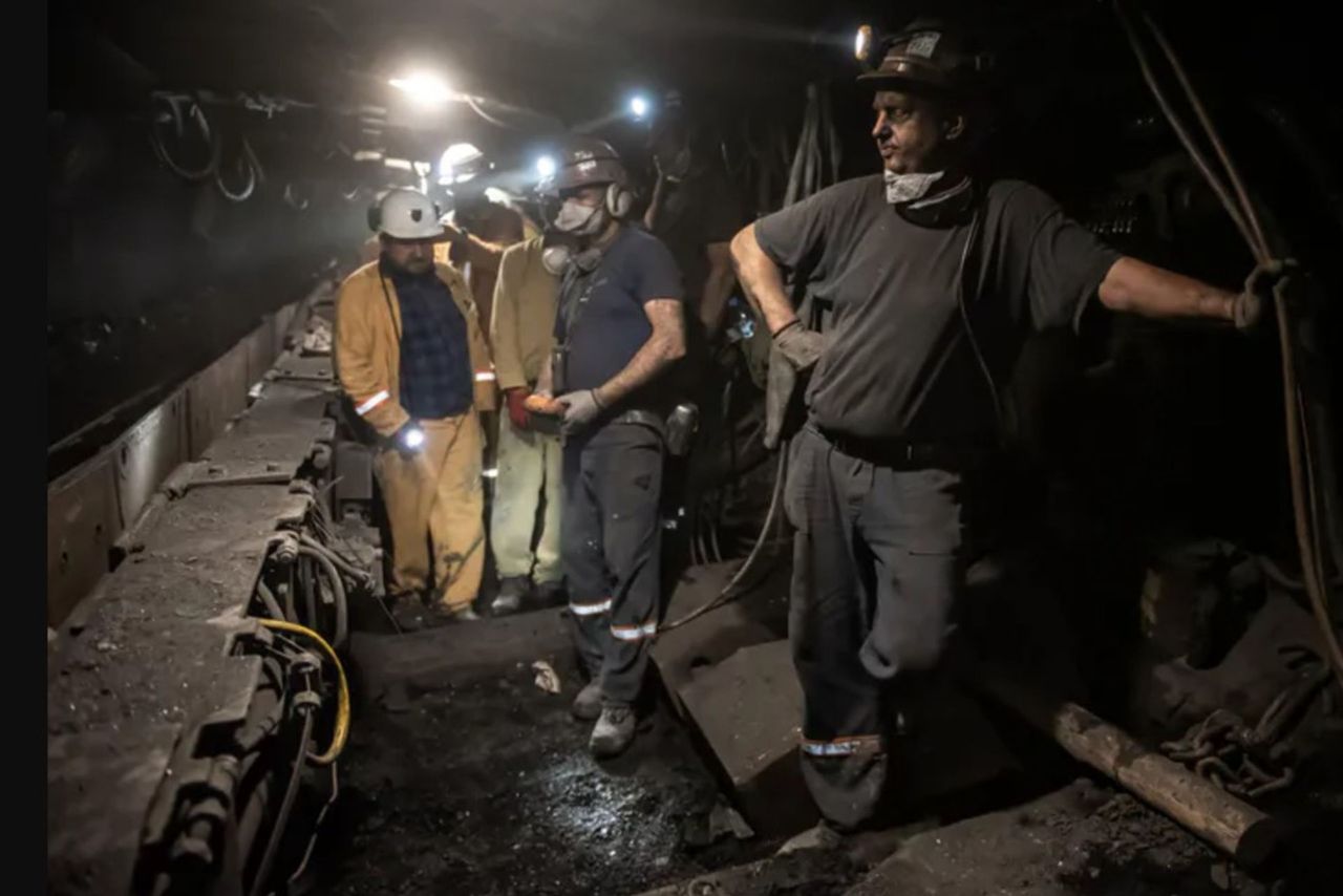 Gorzka Barbórka na Śląsku. Górnicy o zarobkach i pracy na kopalni. "Wielu ma swego rodzaju PTSD"