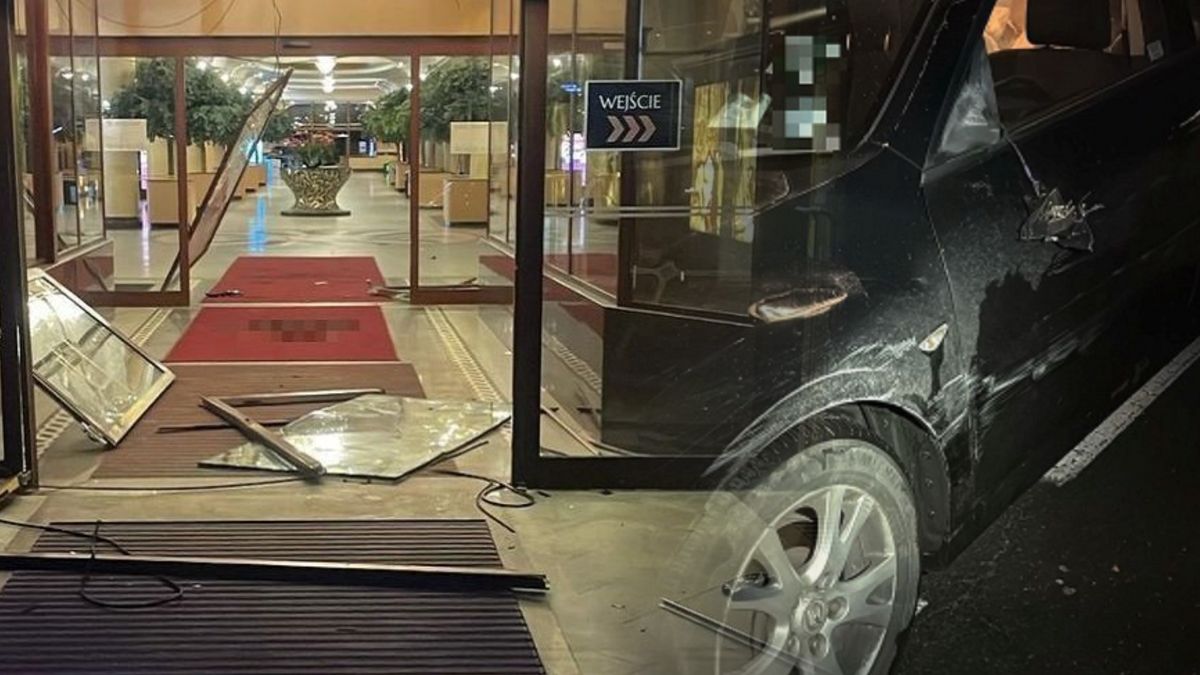 Nie zatrzymał się do kontroli i wjechał w hotel