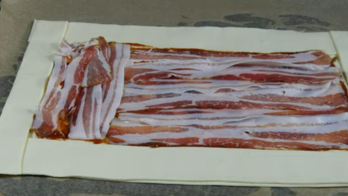 Układam boczek na cieście francuskim i zawijam