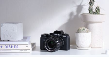 Fujifilm X-S10 z aspiracjami do tytułu najwygodniejszego z niewielkich bezlusterkowców