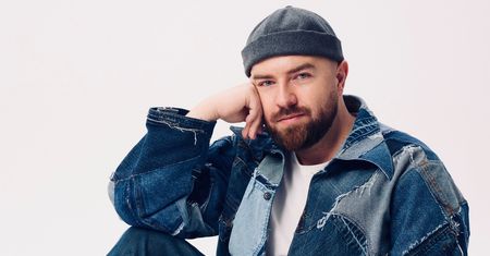 Robi zdjęcia największym polskim gwiazdom. "Nie boję się poruszać kontrowersyjnych tematów" [WYWIAD]