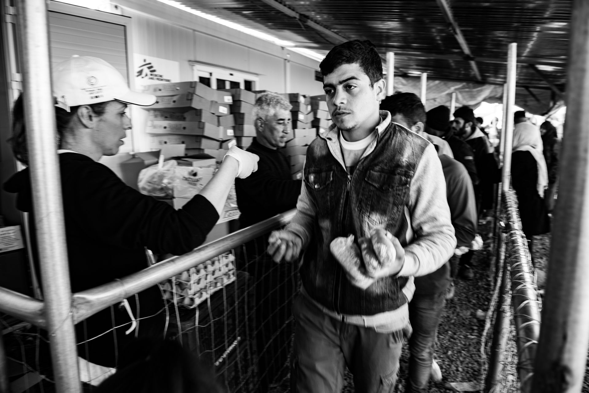 Szymon Barylski przez miesiąc fotografował obóz dla uchodźców między Grecją, a Macedonią 19