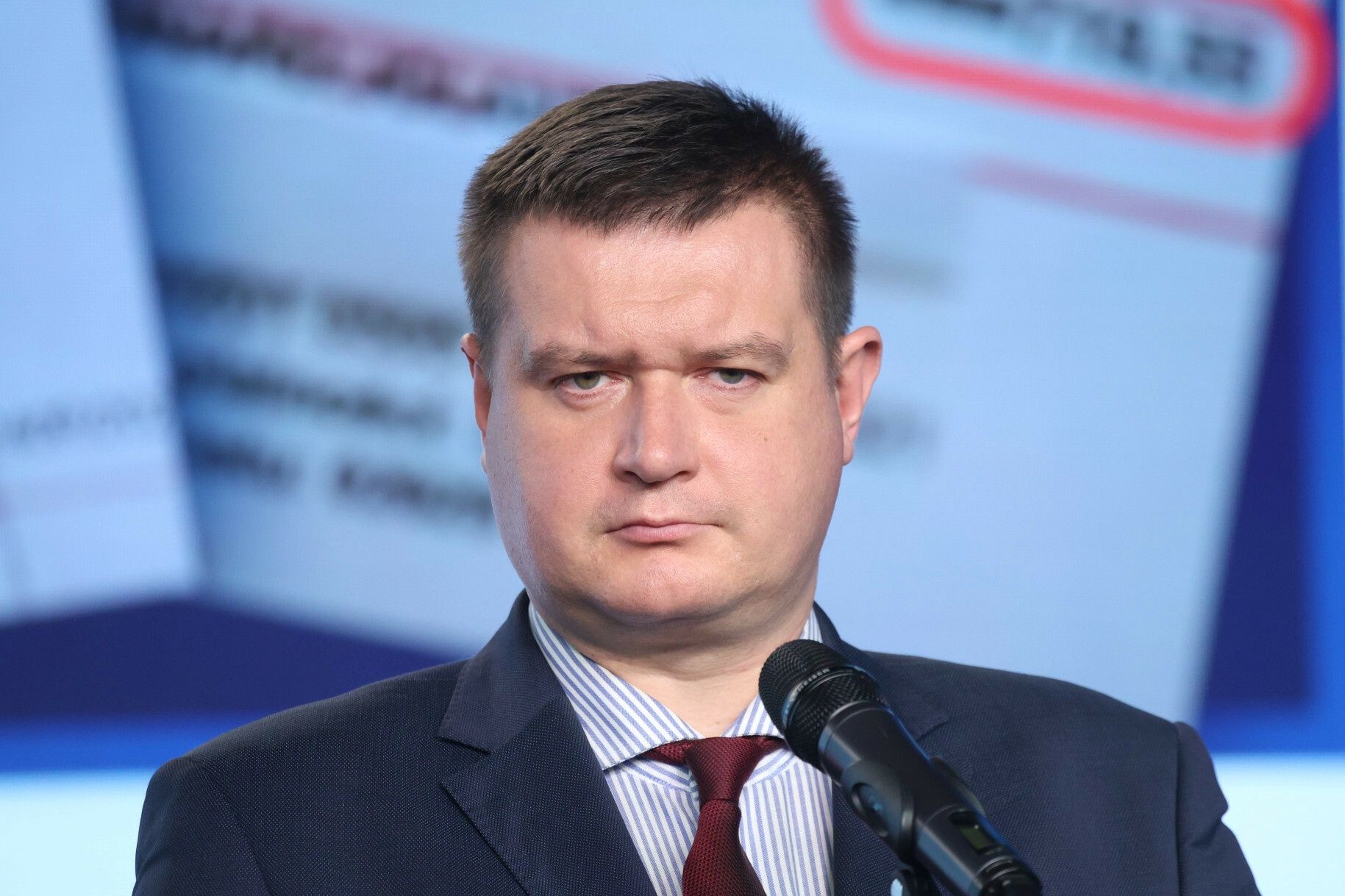 Poseł PiS wyniesiony z samolotu. Rzecznik partyjnej dyscypliny odpowiada